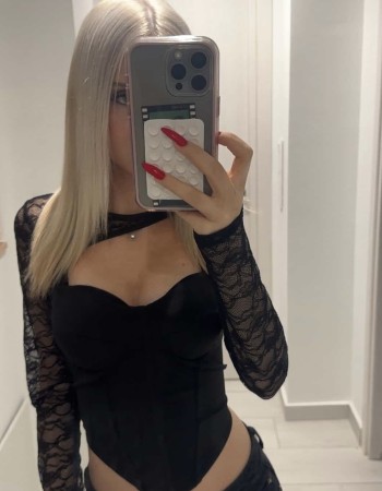 Μαύρο τοπάκι με καπς και διαφάνεια στα μανίκια, κομψό και θηλυκό.