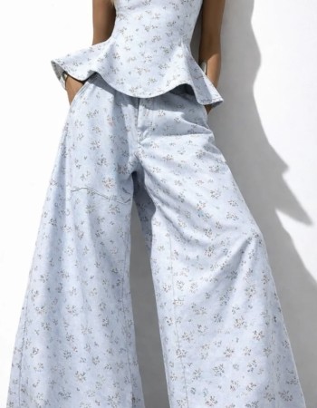 Βαμβακερό σετ σε απαλό γαλάζιο με διακριτικό floral μοτίβο. Τοπ με εφαρμοστή γραμμή και ελαφρύ άνοιγμα στη μέση, παντελόνι ψηλόμεσο με φαρδιά γραμμή για άνετη εφαρμογή.