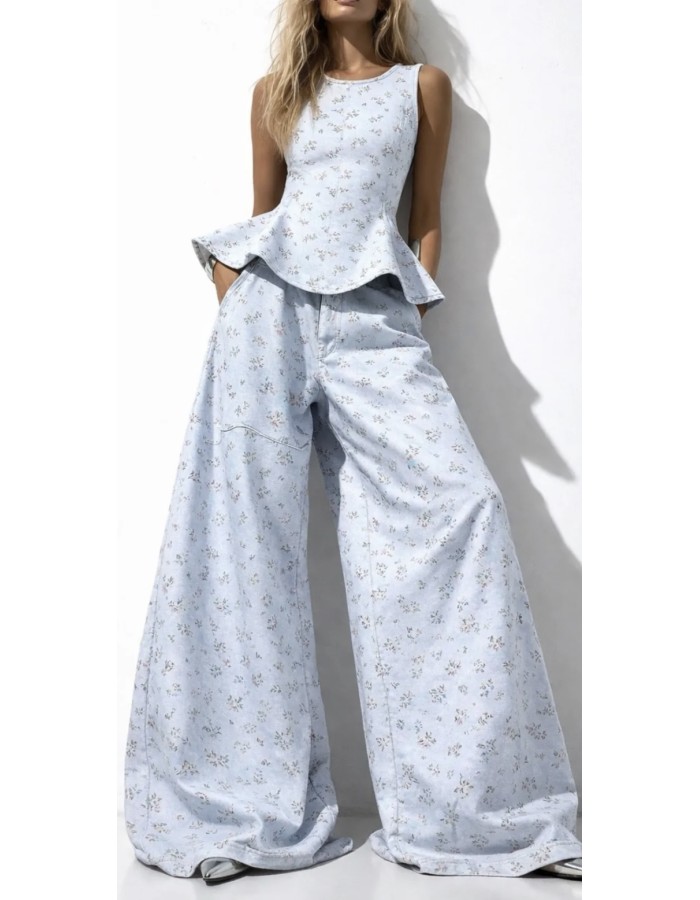 Βαμβακερό σετ σε απαλό γαλάζιο με διακριτικό floral μοτίβο. Τοπ με εφαρμοστή γραμμή και ελαφρύ άνοιγμα στη μέση, παντελόνι ψηλόμεσο με φαρδιά γραμμή για άνετη εφαρμογή.