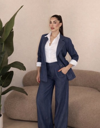 Σακάκι με άνετη εφαρμογή και παντελόνι σε wide leg γραμμή που χαρίζει ύψος και κομψότητα