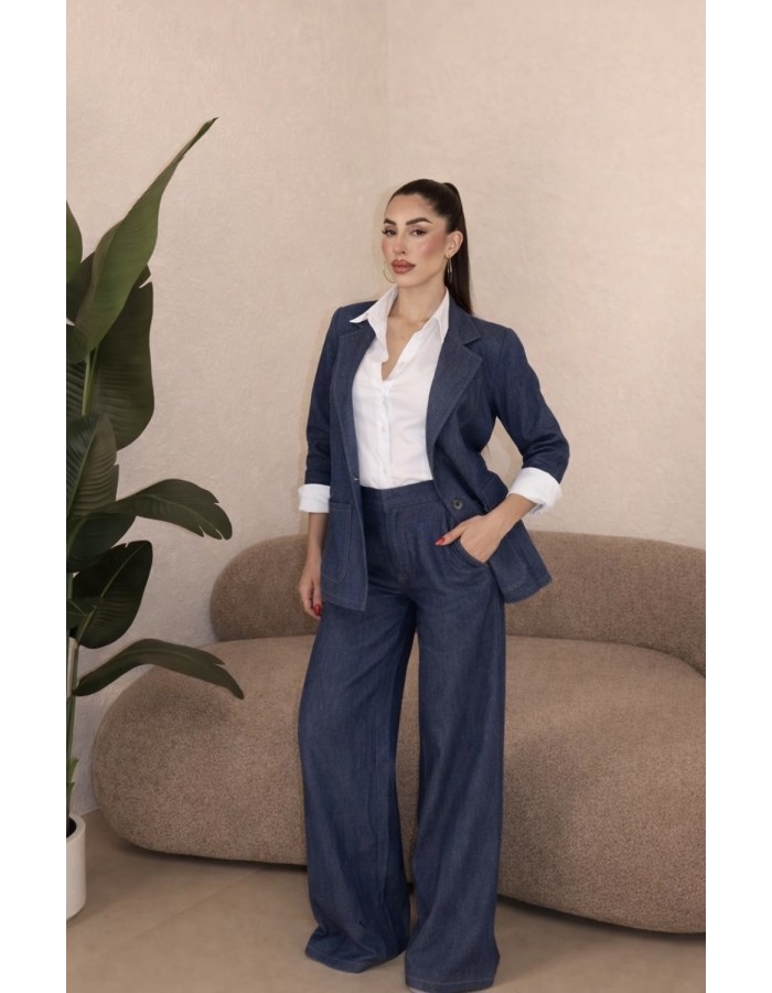 Σακάκι με άνετη εφαρμογή και παντελόνι σε wide leg γραμμή που χαρίζει ύψος και κομψότητα