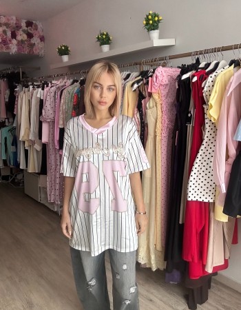 Άνετο oversized t-shirt με ρίγες και ροζ λεπτομέρειες, sporty & girly αισθητική. Ιδανικό για casual looks με στυλ.