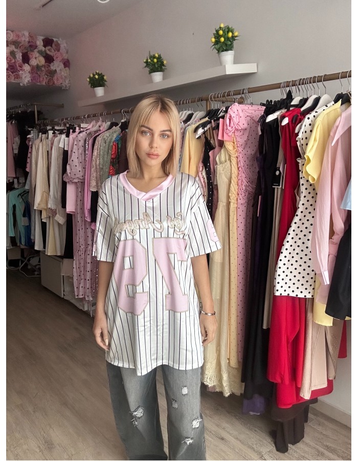 Άνετο oversized t-shirt με ρίγες και ροζ λεπτομέρειες, sporty & girly αισθητική. Ιδανικό για casual looks με στυλ.