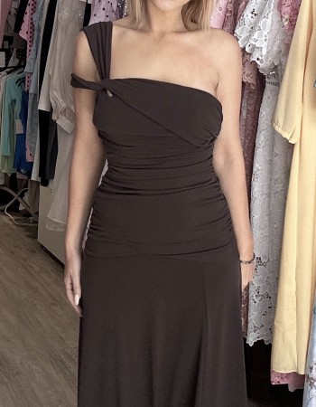 Στενό φόρεμα με έναν ώμο, ενίσχυση στο μπούστο για τέλεια εφαρμογή και θηλυκό σκίσιμο. 