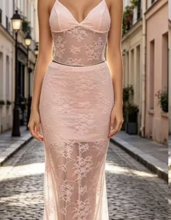 Το crop top αγκαλιάζει όμορφα το σώμα ενώ η maxi φούστα χαρίζει αέρινη και elegant κίνηση σε κάθε εμφάνιση. Ιδανικό για καλοκαιρινές εμφανίσεις, διακοπές, βραδινές εξόδους