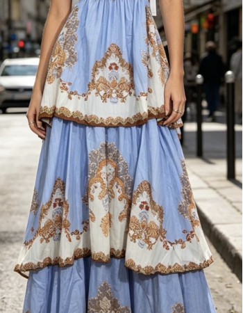Maxi φόρεμα με εντυπωσιακό print, λεπτές τιράντες και κομψό εξώπλατο. Maxi φόρεμα με εντυπωσιακό print, λεπτές τιράντες και κομψό εξώπλατο.
