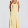 Maxi φόρεμα σε butter yellow απόχρωση με ενίσχυση στο στήθος, τιράντες που δένουν στον λαιμό και κορδόνι στην πλάτη για τέλεια 