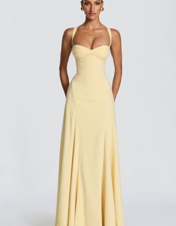 Maxi φόρεμα σε butter yellow απόχρωση με ενίσχυση στο στήθος, τιράντες που δένουν στον λαιμό και κορδόνι στην πλάτη για τέλεια 
