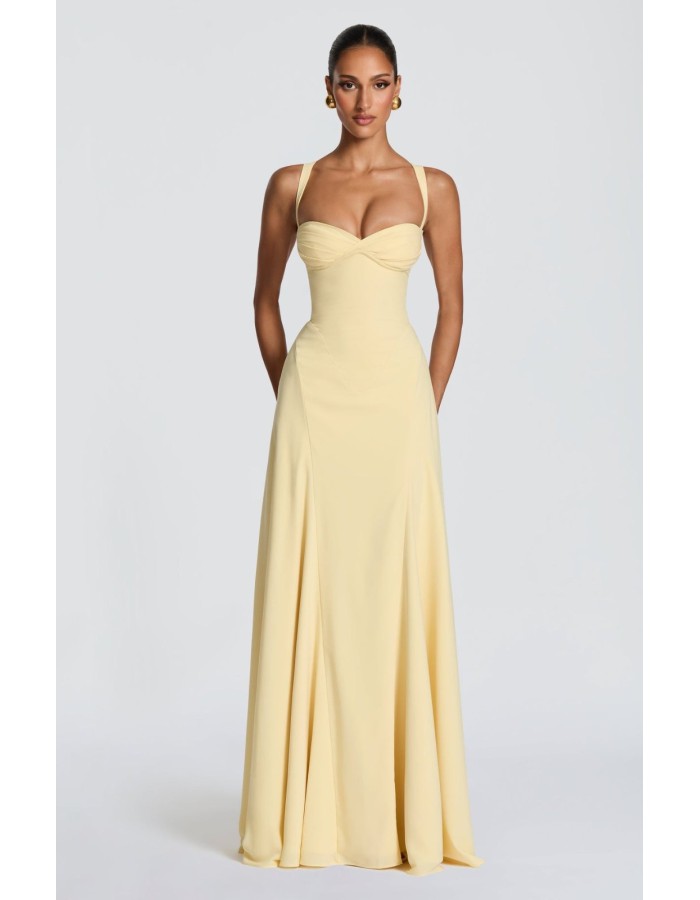 Maxi φόρεμα σε butter yellow απόχρωση με ενίσχυση στο στήθος, τιράντες που δένουν στον λαιμό και κορδόνι στην πλάτη για τέλεια 