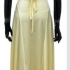 Maxi φόρεμα σε butter yellow απόχρωση με ενίσχυση στο στήθος, τιράντες που δένουν στον λαιμό και κορδόνι στην πλάτη για τέλεια 