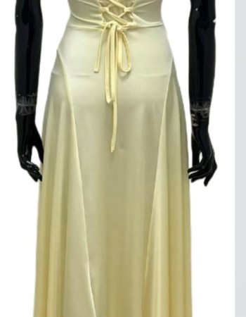 Maxi φόρεμα σε butter yellow απόχρωση με ενίσχυση στο στήθος, τιράντες που δένουν στον λαιμό και κορδόνι στην πλάτη για τέλεια Maxi φόρεμα σε butter yellow απόχρωση με ενίσχυση στο στήθος, τιράντες που δένουν στον λαιμό και κορδόνι στην πλάτη για τέλεια