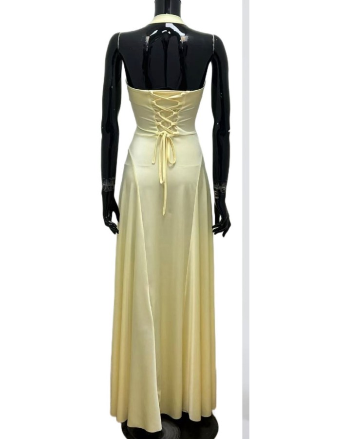 Maxi φόρεμα σε butter yellow απόχρωση με ενίσχυση στο στήθος, τιράντες που δένουν στον λαιμό και κορδόνι στην πλάτη για τέλεια 