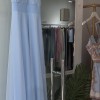 φόρεμα με halter λαιμόκοψη, ενίσχυση στο στήθος και άνετη εφαρμογή.
