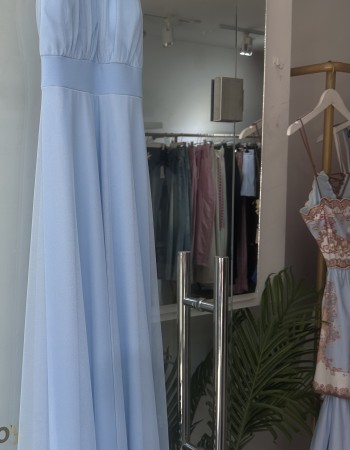φόρεμα με halter λαιμόκοψη, ενίσχυση στο στήθος και άνετη εφαρμογή.