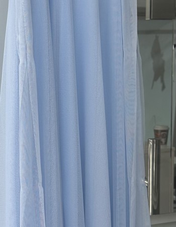 φόρεμα με halter λαιμόκοψη, ενίσχυση στο στήθος και άνετη εφαρμογή.