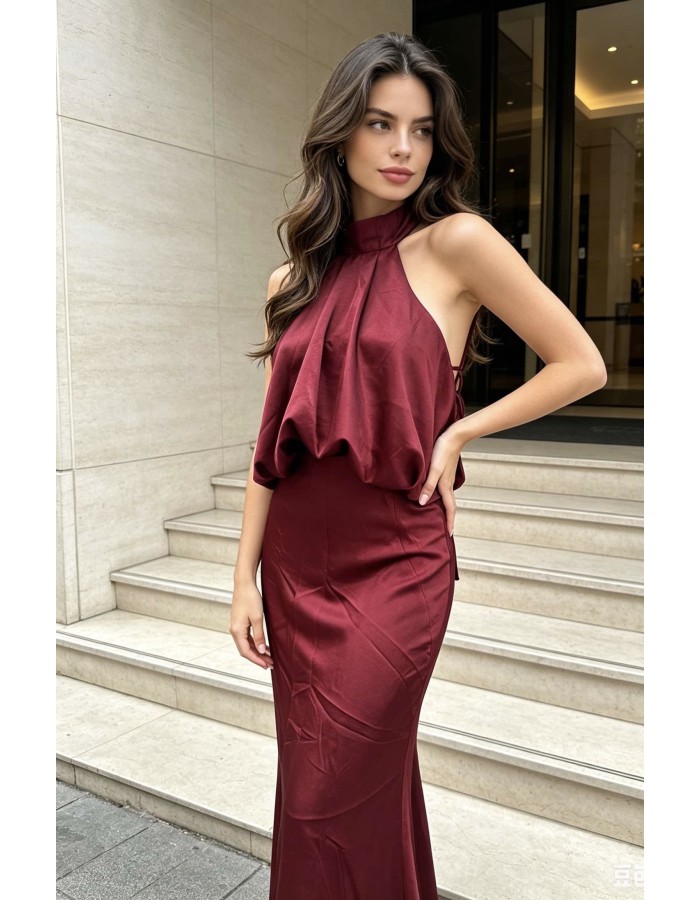 maxi φόρεμα σε σατέν υφή με ανοιχτή πλάτη, halter λαιμόκοψη και αέρινη εφαρμ