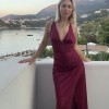 Maxi φόρεμα με ανοιχτή πλάτη, χιαστί δέσιμο και σκίσιμο στο πόδι. Ελαστική εφαρμογ