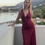 Maxi φόρεμα με ανοιχτή πλάτη, χιαστί δέσιμο και σκίσιμο στο πόδι. Ελαστική εφαρμογ
