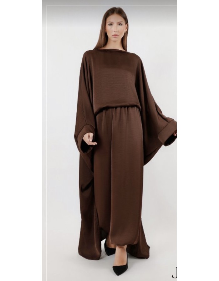 Κομψό και άνετο σετ δύο τεμαχίων που αποτελείται από αέρινη τουνίκ και παντελόνι σε άνετη γραμμή