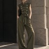 Ανακάλυψε τη σύγχρονη military chic φόρμα που συνδυάζει κομψότητα και δυναμική αισθητική με ψηλό γιακά, χρυσές λεπτομέρειες και ζώνη στη μέση που τονίζει τέλεια τη σιλουέτα σου.