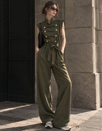 Ανακάλυψε τη σύγχρονη military chic φόρμα που συνδυάζει κομψότητα και δυναμική αισθητική με ψηλό γιακά, χρυσές λεπτομέρειες και ζώνη στη μέση που τονίζει τέλεια τη σιλουέτα σου.