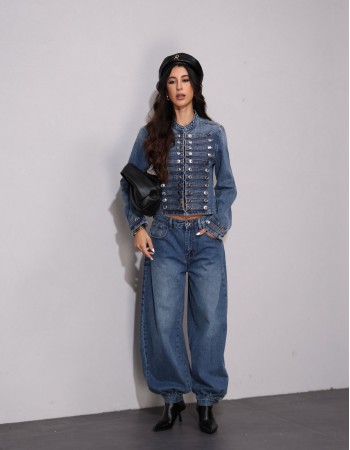 Stylish τζιν jacket σε Japanese style, με κουμπιά μπροστά και λάστιχο στο τελείωμα για άνετη και κολακευτική εφαρμογή