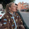 Εντυπωσιακό γουνάκι με υπέροχες floral λεπτομέρειες που χαρίζουν ξεχωριστό στιλ και κομψότητα σε κάθε εμφάνιση!