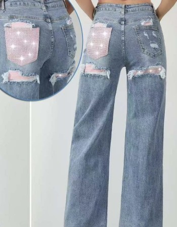GLOW πίσω τσέπη με λαμπερά strass, που δίνει μοναδικό χαρακτήρα και κάνει το κομμάτι να ξεχωρίζει από κάθε απλό denim. Τα διακριτικά σκισίματα προσθέτουν μοντέρνο