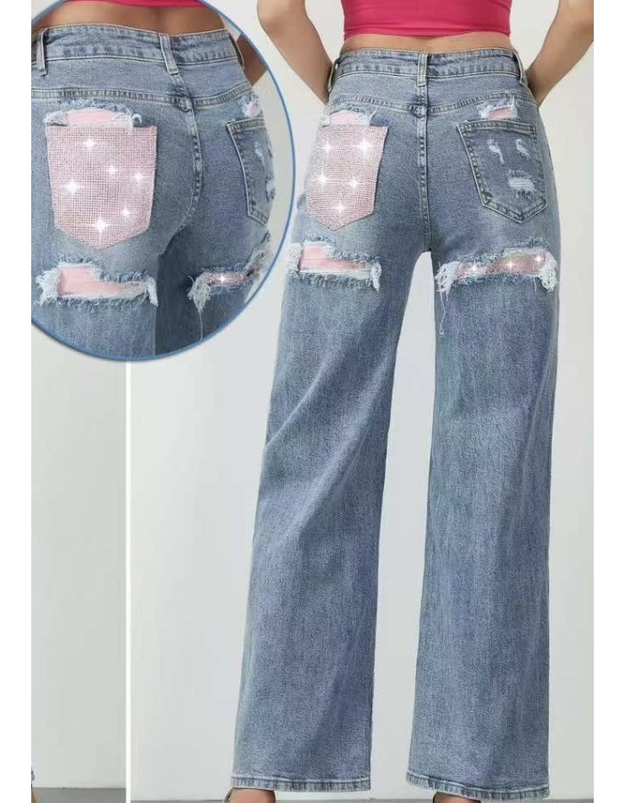 GLOW πίσω τσέπη με λαμπερά strass, που δίνει μοναδικό χαρακτήρα και κάνει το κομμάτι να ξεχωρίζει από κάθε απλό denim. Τα διακριτικά σκισίματα προσθέτουν μοντέρνο
