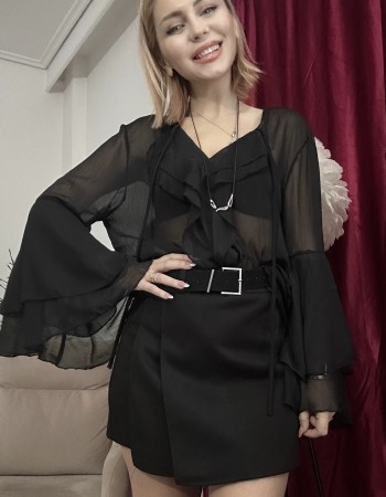 Ruffle chic Κομψό πουκάμισο με βολάν μπροστά και ιδιαίτερο μανίκι που τραβάει τα βλέμματα. Θηλυκό και stylish, αναβαθμίζει κάθε εμφάνιση εύκολα και άμεσα.