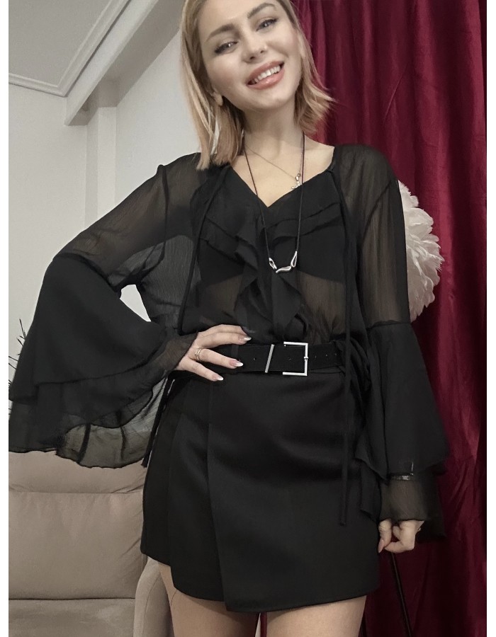 Ruffle chic Κομψό πουκάμισο με βολάν μπροστά και ιδιαίτερο μανίκι που τραβάει τα βλέμματα. Θηλυκό και stylish, αναβαθμίζει κάθε εμφάνιση εύκολα και άμεσα.