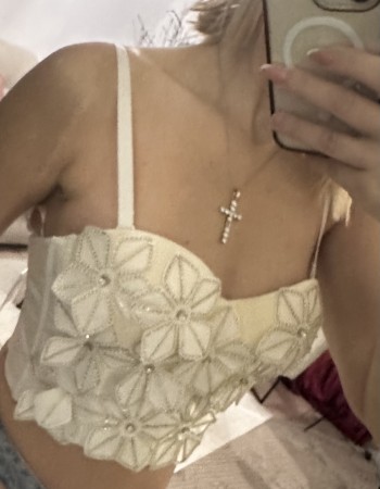 Floral Pearl Bustier Top Εντυπωσιακό bustier top με ανάγλυφα floral μοτίβα και διακριτικές πέρλες. Κομψό και θηλυκό, ιδανικό για statement εμφανίσεις και ιδιαίτερους 