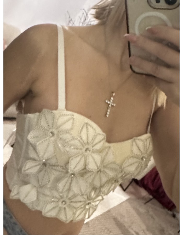 Floral Pearl Bustier Top Εντυπωσιακό bustier top με ανάγλυφα floral μοτίβα και διακριτικές πέρλες. Κομψό και θηλυκό, ιδανικό για statement εμφανίσεις και ιδιαίτερους 