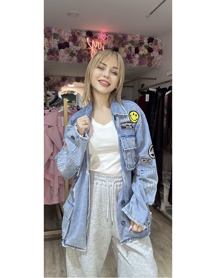 Print Haven – Oversized τζιν μπουφάν γεμάτο μοναδικά τυπώματα, για ένα statement look κάθε μέρα.