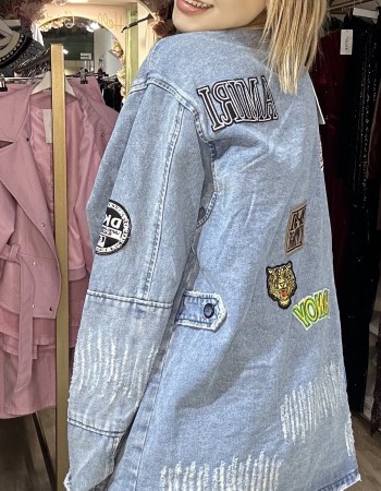 Print Haven – Oversized τζιν μπουφάν γεμάτο μοναδικά τυπώματα, για ένα statement look κάθε μέρα.