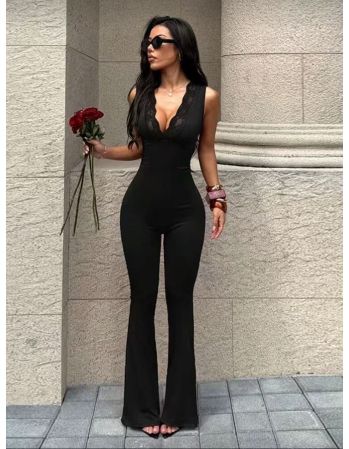 Φόρμα Noir Lace Περιγραφή: Ελαστική μαύρη φόρμα με δαντελένιο V ντεκολτέ και καμπάνα τελείωμα. ✨