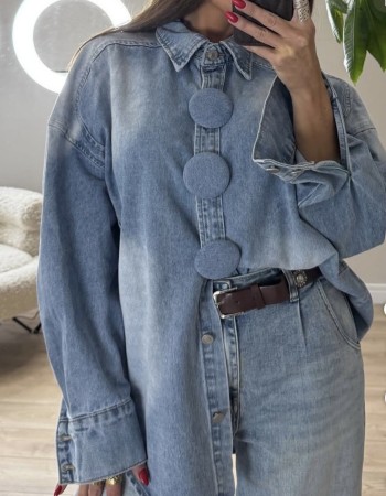 Τζιν πουκάμισο που φοριέται και σαν τζάκετ, με μεγάλα κουμπιά και άνετη εφαρμογή.