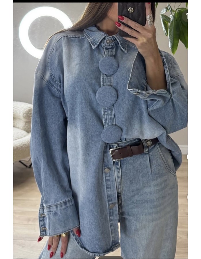 Τζιν πουκάμισο που φοριέται και σαν τζάκετ, με μεγάλα κουμπιά και άνετη εφαρμογή.