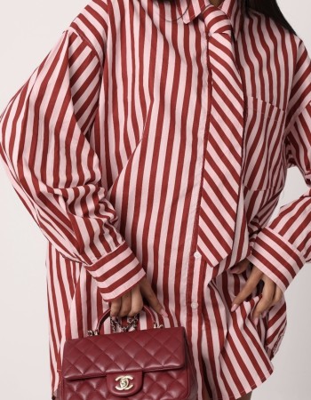 Ριγέ πουκαμισοφόρεμα με γραβάτα, από 100% βαμβάκι. Άνετη εφαρμογή και κομψό, statement στυλ για κάθε στιγμή.