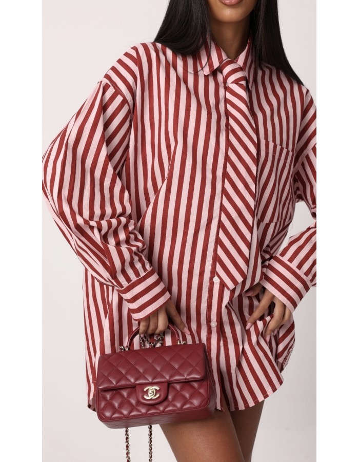 Ριγέ πουκαμισοφόρεμα με γραβάτα, από 100% βαμβάκι. Άνετη εφαρμογή και κομψό, statement στυλ για κάθε στιγμή.