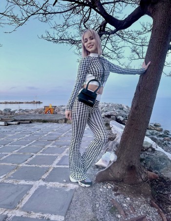 Άνετο σετ για καθημερινές εμφανίσεις. Φοριέται μαζί ή χωριστά και ταιριάζει εύκολα με sneakers ή μποτάκια.