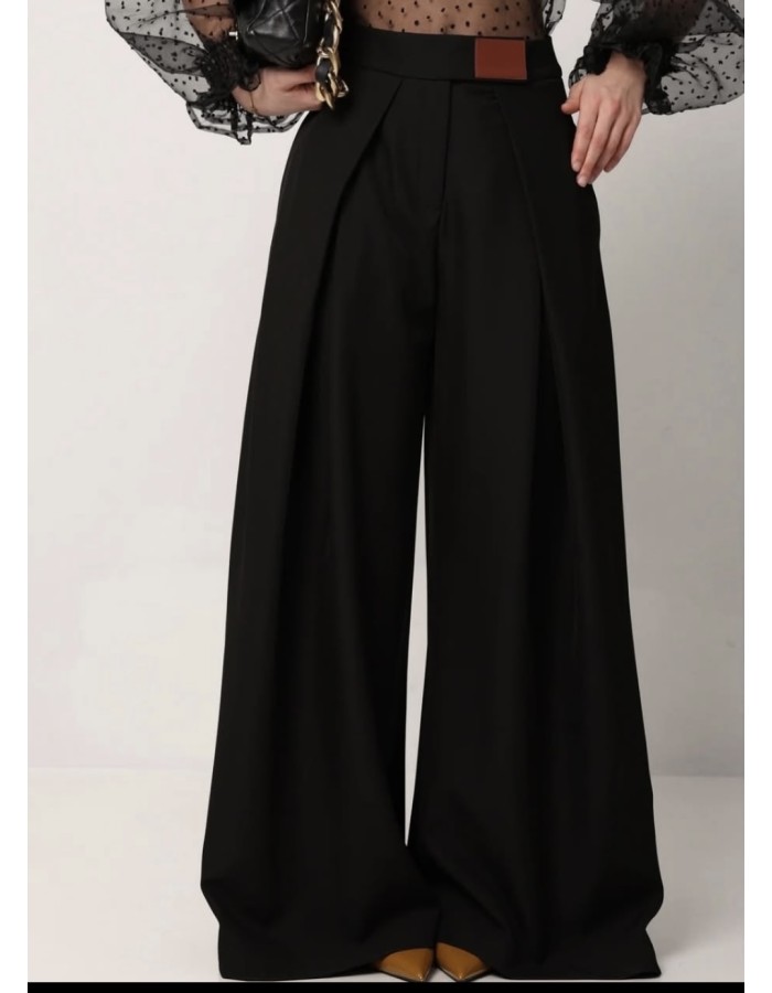 Άνετο wide leg παντελόνι από 100% βαμβάκι, ψηλόμεσο με κομψή γραμμή. Ιδανικό για καθημερινά και chic looks.