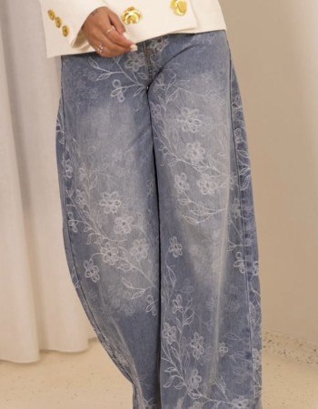 Τζιν παντελόνι με κεντημένα λουλούδια. Άνετη γραμμή και ρομαντικό ύφος για καθημερινά και πιο ιδιαίτερα looks.