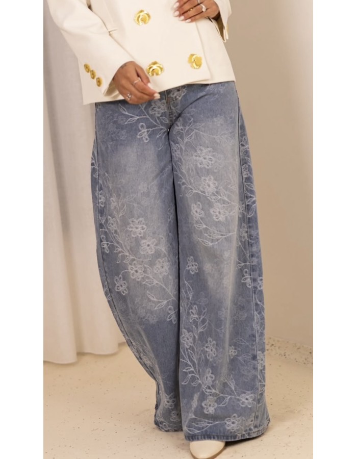 Τζιν παντελόνι με κεντημένα λουλούδια. Άνετη γραμμή και ρομαντικό ύφος για καθημερινά και πιο ιδιαίτερα looks.