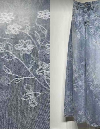 Τζιν παντελόνι με κεντημένα λουλούδια. Άνετη γραμμή και ρομαντικό ύφος για καθημερινά και πιο ιδιαίτερα looks.