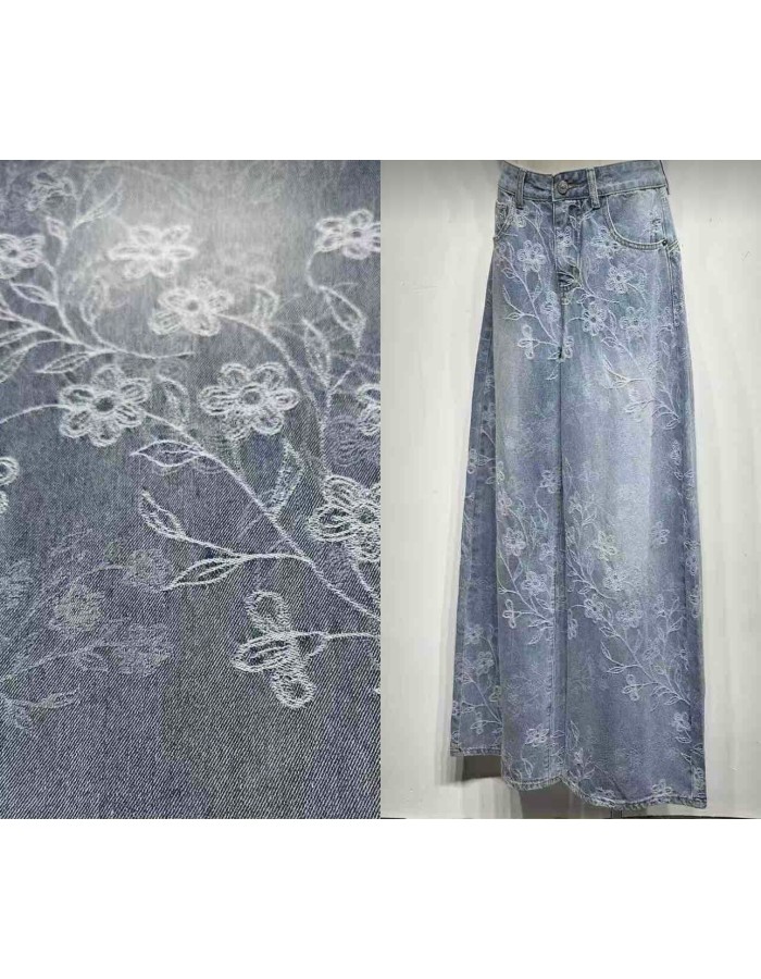 Τζιν παντελόνι με κεντημένα λουλούδια. Άνετη γραμμή και ρομαντικό ύφος για καθημερινά και πιο ιδιαίτερα looks.