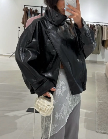 Oversized δερμάτινο τζάκετ με ψηλό γιακά — statement κομμάτι για δυναμικά street looks. ????