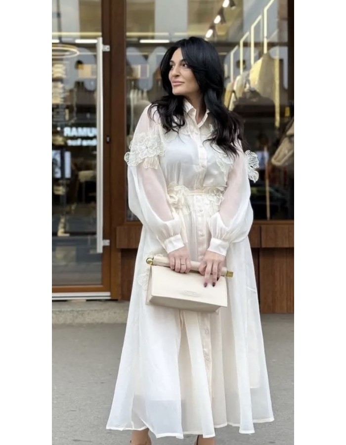 Λευκό φόρεμα με διαφάνειες και ρομαντικές λεπτομέρειες, κομψό και αέρινο για ξεχωριστές εμφανίσεις. ✨