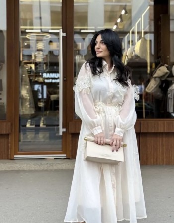 Λευκό φόρεμα με διαφάνειες και ρομαντικές λεπτομέρειες, κομψό και αέρινο για ξεχωριστές εμφανίσεις. ✨