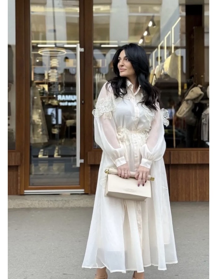 Λευκό φόρεμα με διαφάνειες και ρομαντικές λεπτομέρειες, κομψό και αέρινο για ξεχωριστές εμφανίσεις. ✨